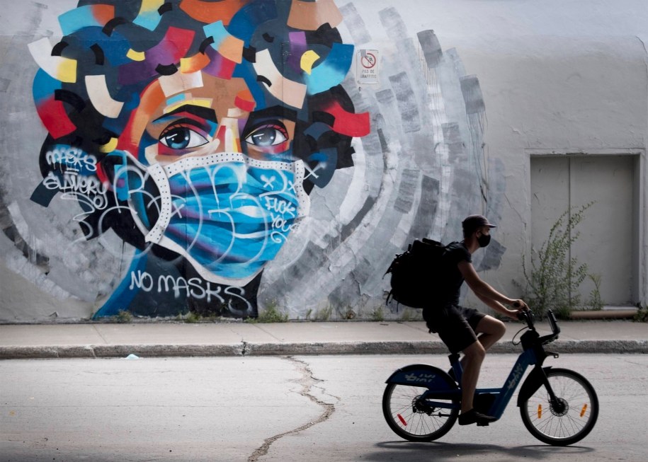 Koronawirusowe graffiti w Montrealu / 	Graham Hughes /PAP/EPA