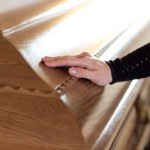 Koroner stwierdził zgon. Kobieta nagle przebudziła się w trumnie