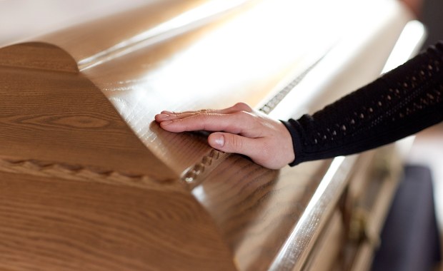 Koroner stwierdził zgon. Kobieta nagle przebudziła się w trumnie