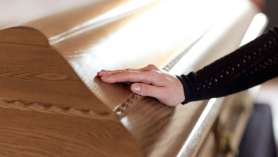 Koroner stwierdził zgon. Kobieta nagle przebudziła się w trumnie