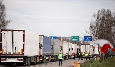 ​Koroszczyn: Protest przy przejściu granicznym z Białorusią. Blokada spowodowała kolejkę tirów 