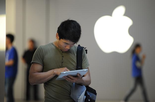 Korporacja z nadgryzionym jabłkiem /AFP