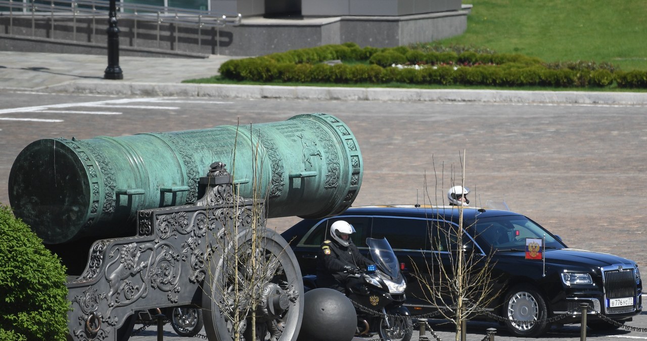 Korthez Aurus i... największa na świecie armata ładowana od przodu, Car Puszka o kalibrze 900 mm. /AFP