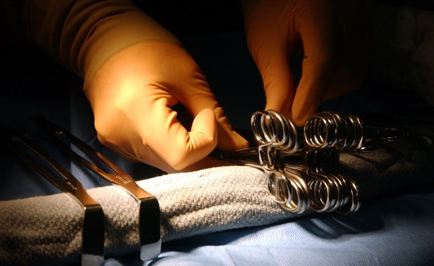 Korupcja w szpitalach. Pracownicy firmy medycznej usłyszeli zarzuty