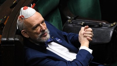 Korwin-Mikke rapuje w ramach #hot16challenge. Jest zawiadomienie do prokuratury