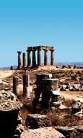 Korynt, ruiny doryckiej świątyni Apollina, 550-525 r. p.n.e. /Encyklopedia Internautica