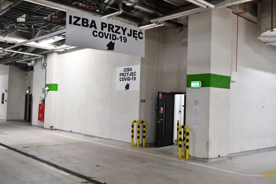 Korytarz prowadzący do wind transportujących chorych na izbę przyjęć szpitala tymczasowego w Warszawie. Ostatni pacjent zostanie wypisany ze szpitala na Stadionie Narodowym w niedzielę /Andrzej Lange /PAP