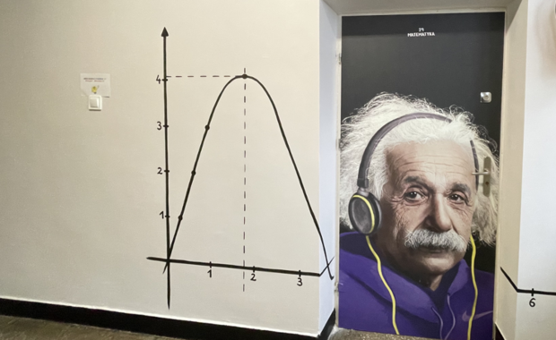 Korytarz z Einsteinem w lubelskiej podstawówce