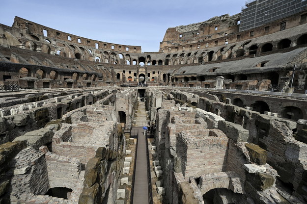 Korytarze, którymi chodzili gladiatorzy, zostały po raz pierwszy udostępnione zwiedzającym /RICCARDO ANTIMIANI /PAP/EPA