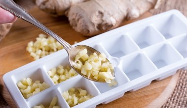 Korzeń imbiru zachowa jędrność, aromat i wszystkie właściwości. Prosty sposób na jego przechowywanie  