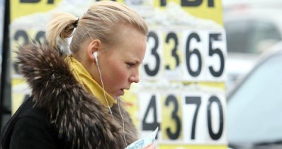 Korzyść ze spłaty raty w walucie może zostać zniwelowana przez koszty i prowizje bankowe. /AFP