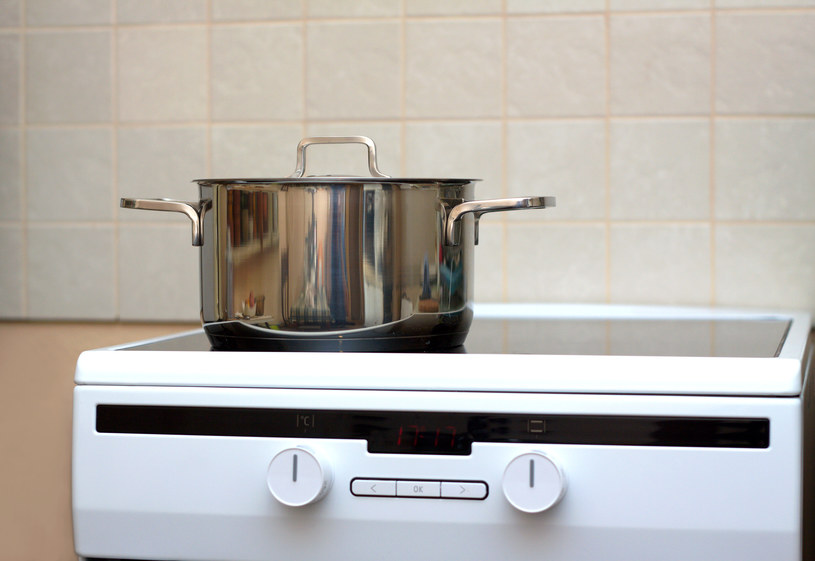 Korzystając oszczędnie z kuchenki elektrycznej można zaoszczędzić pokaźną sumę pieniędzy /123RF/PICSEL