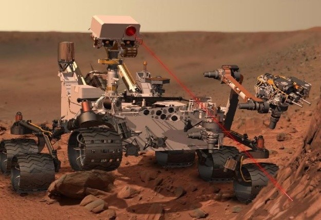 Korzystając z lasera, robot oznacza skład chemiczny skał.     Fot. NASA /materiały prasowe