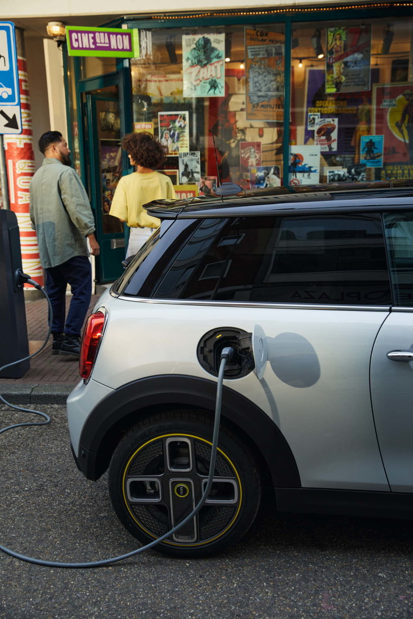 Korzystając z szybkiej ładowarki MINI Cooper SE naładuje się do 80 proc. w jedynie pół godziny /materiały promocyjne