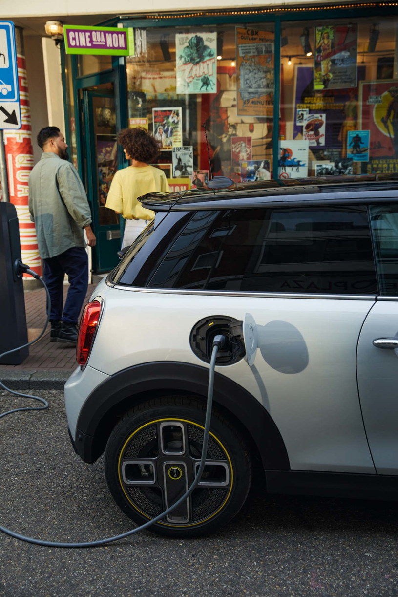 Korzystając z szybkiej ładowarki MINI Cooper SE naładuje się do 80 proc. w jedynie pół godziny /.