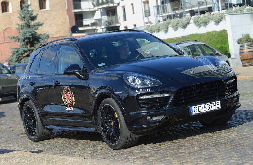 Korzystając z Ubera można trafić na naprawdę niezwykłą "taksówkę". Przykładowo w Gdańsku jeździ Porsche Cayenne GTS /Mateusz Jagielski /East News