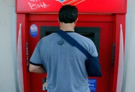 Korzystajacy z bankomatów ciągle są pod obserwacją? /AFP