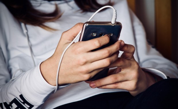 Korzystała z ładującego się telefonu. Zginęła rażona prądem