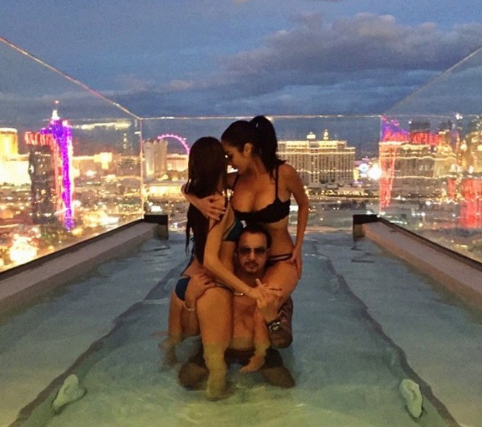 "Korzystam z ciepłego wieczoru w moim basenie na dachu wieżowca" /Instagram @lunatic_living