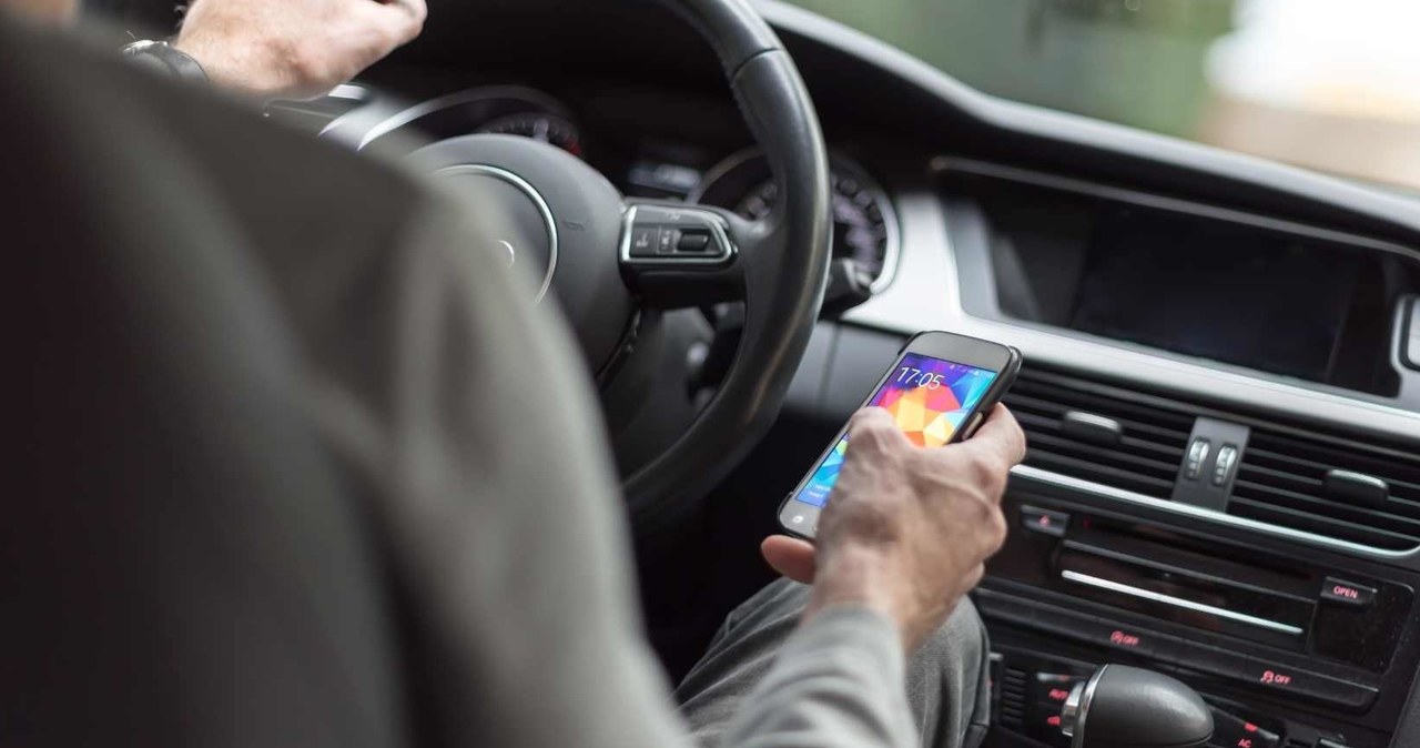 Korzystanie przez kierowcę z telefonu w czasie jazdy może doprowadzić do bardzo niebezpiecznych zdarzeń. /123RF/PICSEL