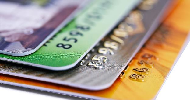 Korzystanie z kart płatniczych za granicą może wiązać się z dodatkowymi opłatami /&copy;123RF/PICSEL