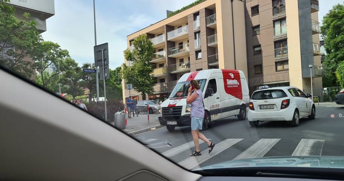 Korzystanie z telefonów komórkowych na przejściach to plaga /INTERIA.PL