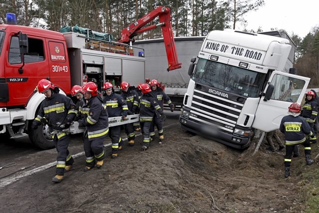 Korzystanie z telefonów na drodze ma śmiertlene skutki /Artur Reszko /PAP
