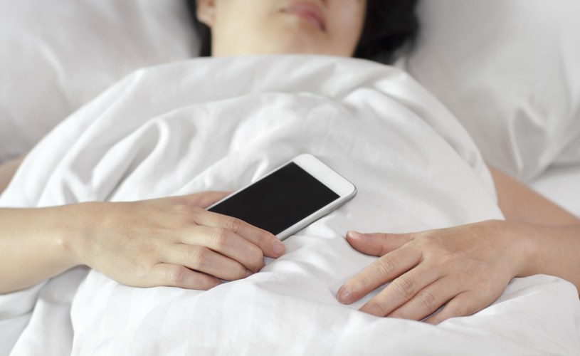 Korzystanie z telefonu przed snem może negatywnie wpływać na nasz organizm /123RF/PICSEL