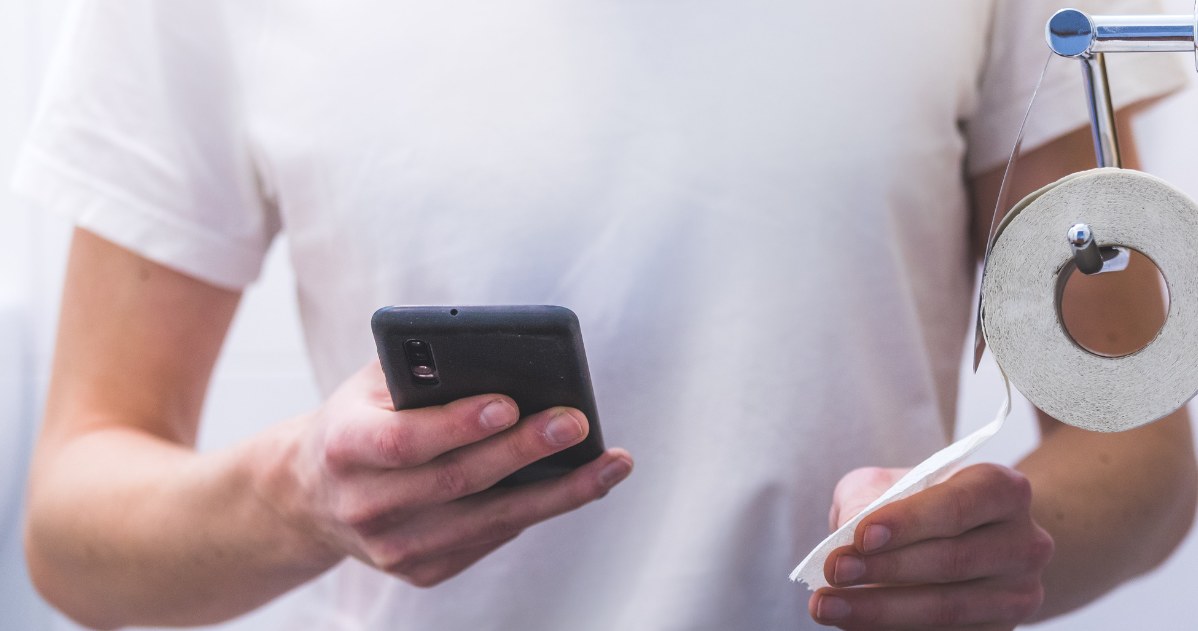Korzystanie z telefonu w toalecie wydłuża czas siedzenia i może sprzyjać rozwojowi hemoroidów – ostrzegają eksperci /123RF/PICSEL