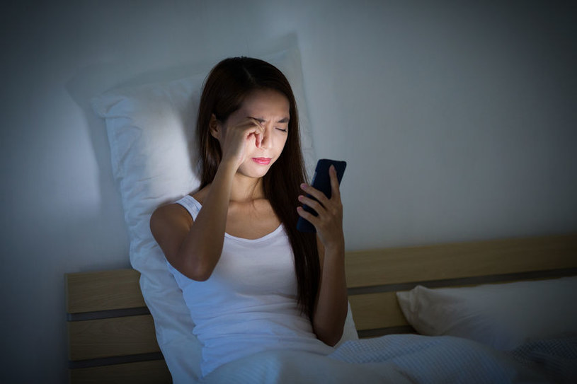 Korzystanie ze smartfona w łóżku może być niebezpieczne /123RF/PICSEL