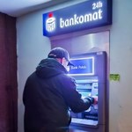 Korzystasz z bankomatu? Zwróć uwagę na szczegóły. Polski bank ostrzega klientów