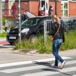 Korzystasz z telefonu na przejściu dla pieszych? Oto co ci grozi