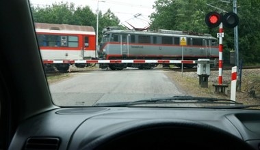 Korzystasz z telefonu stojąc przy zamkniętym przejeździe? Należy się mandat