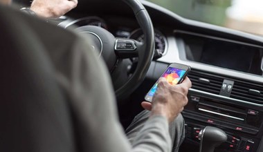 Korzystasz z telefonu w czasie jazdy? Stracisz prawko szybciej, niż sądzisz