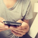 ​Korzystasz ze smartfona w toalecie? Eksperci ostrzegają