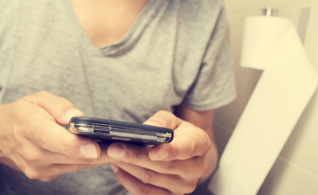​Korzystasz ze smartfona w toalecie? Eksperci ostrzegają