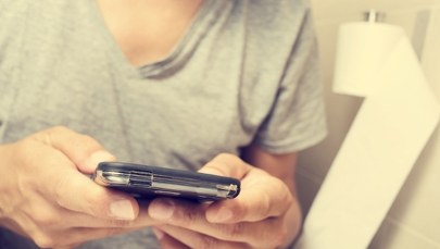 ​Korzystasz ze smartfona w toalecie? Eksperci ostrzegają