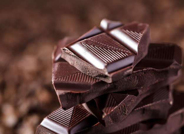 Korzystne właściwości czekolady można jeszcze wzmocnić, dodając do niej niektóre owoce, na przykład granaty i jagody acai. /123RF/PICSEL