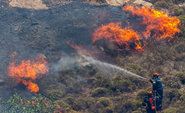 "Kos płonie". Polscy turyści ewakuowani z Kardameny