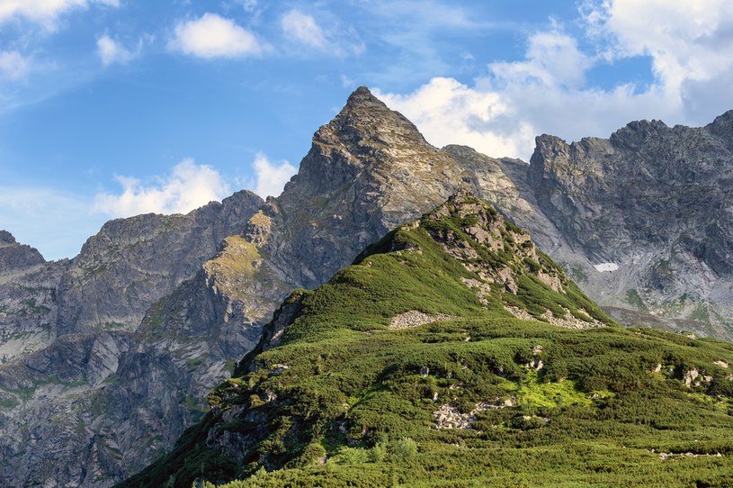 Kościelec nazywany często "polskim K2" lub "polskim Matterhornem”, wznosi się nad Czarnym Stawem Gąsienicowym. Choć niewysoki, stanowi spore wyzwanie dla turystów. /123rf.com /123RF/PICSEL