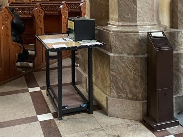 Kościelna skarbonka z datkami /KPP w Węgrowie autor:  Z. Basiński /Policja