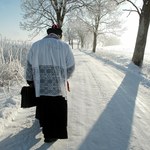 Kościelna w zastępstwie za księdza i podróż na hulajnodze. Oto nietypowe kolędy w Polsce