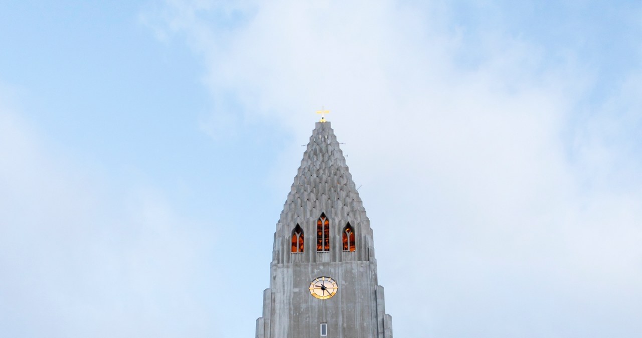 Kościół Hallgrimskirkja w Reykjavíku (Islandia) /Athanasios Gioumpasis /Getty Images