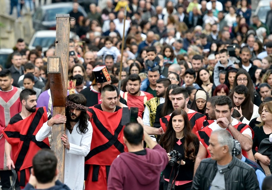 Kościół katolicki obchodzi drugi dzień Triduum Paschalnego - Wielki Piątek, upamiętniający śmierć Chrystusa na krzyżu /WAEL HAMZEH /PAP/EPA