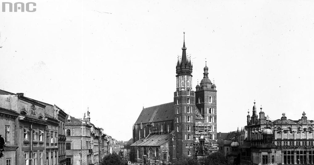 Kościół Mariacki i widok na fragment Rynku Głównego w Krakowie na linii A-B (1929 r.) /Z archiwum Narodowego Archiwum Cyfrowego