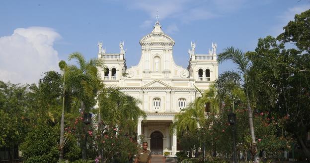 Kościół maryjny w Tudella, 30 km od Kolombo (Sri Lanka), pilnie strzeżony przez policję /EPA