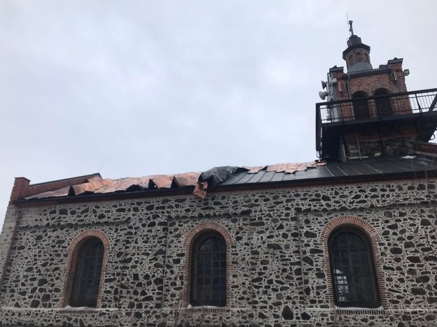 Kościół na szczycie Ślęży po wichurze /Parafia w Sulistrowicach /Materiały prasowe