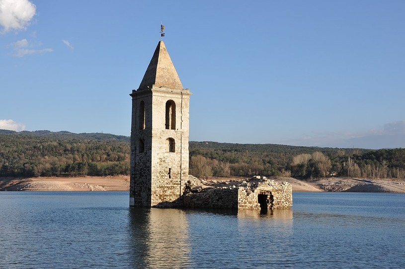 Kościół Sant Romà de Sau zalany wodą /Josep Bracons/CC BY-SA 2.0 /Wikimedia