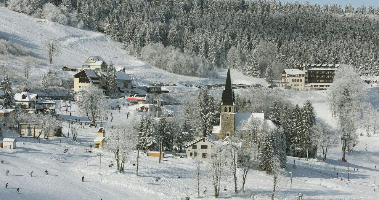 Kościół św. Anny jest najwyżej położoną świątynią w Sudetach /Tomasz Gawalkiewicz /Agencja FORUM