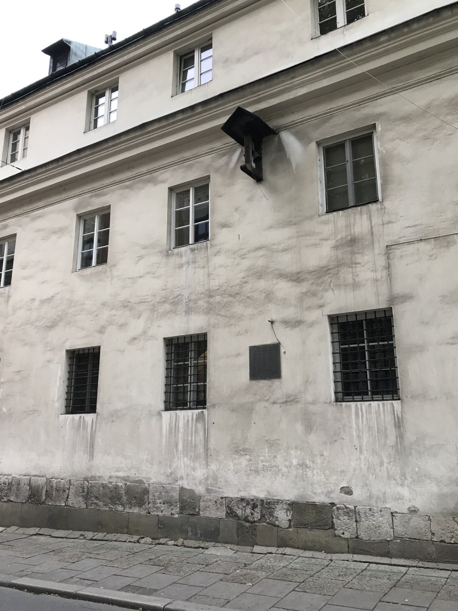 Kościół św. Kazimierza Królewicza przy ul. Reformackiej w Krakowie. Na zdjęciu dzwonek za konających i historyczna tablica /Katarzyna Staszko /RMF24